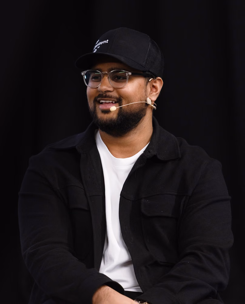 Gwenaël Mercier de trois quarts, en studio, sur fond sombre