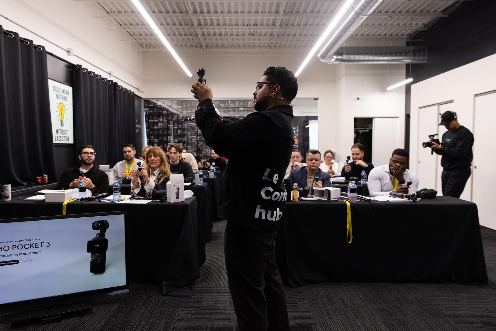 Gwen montre la DJI Osmo Pocket 3 à la cohorte, chaque participant a la sienne en main