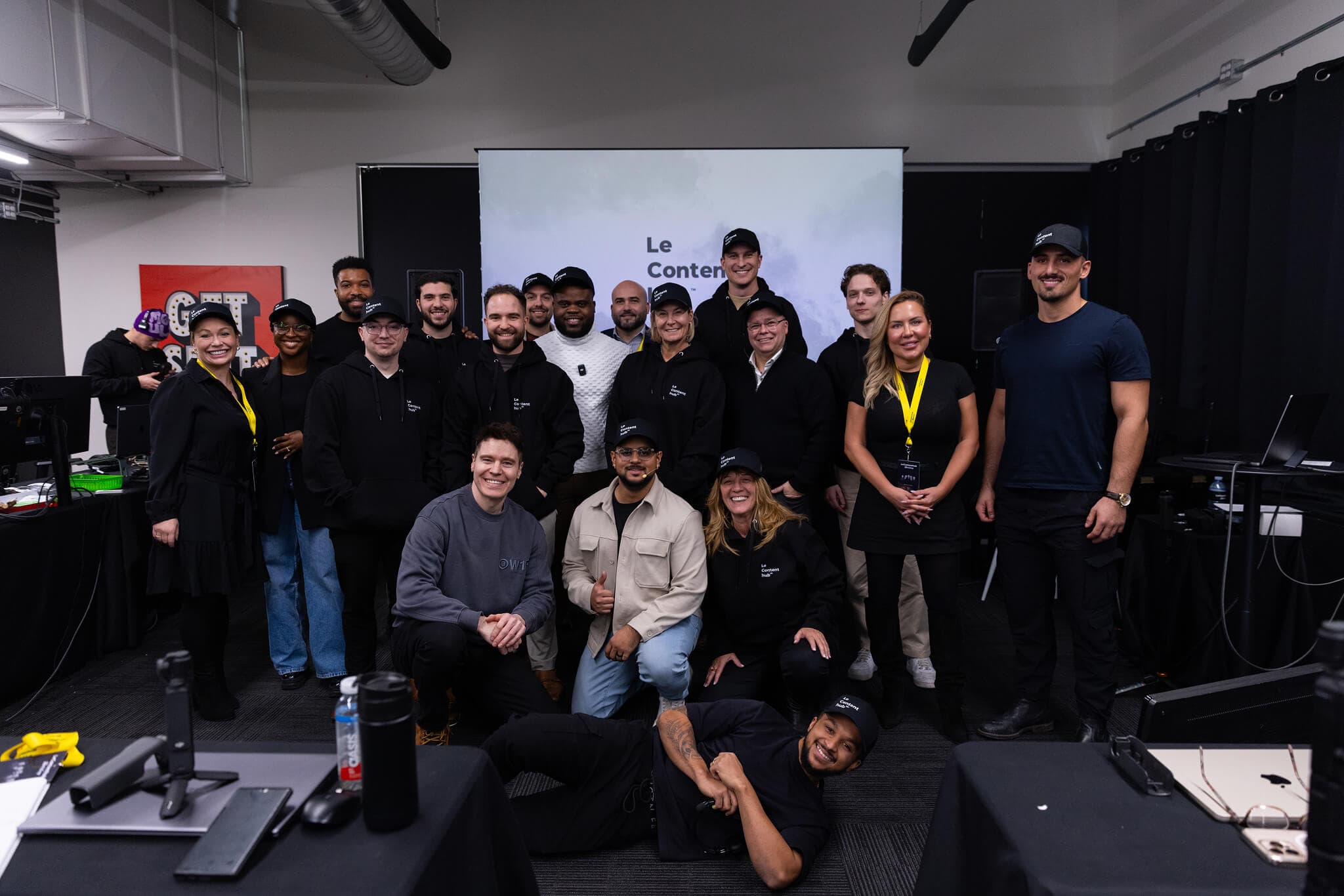 Photo de groupe d'une autre cohorte devant l'écran de projection